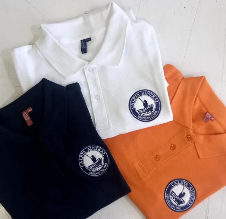 Polera piqué cuello y botones para Caleta Austral — Bordado