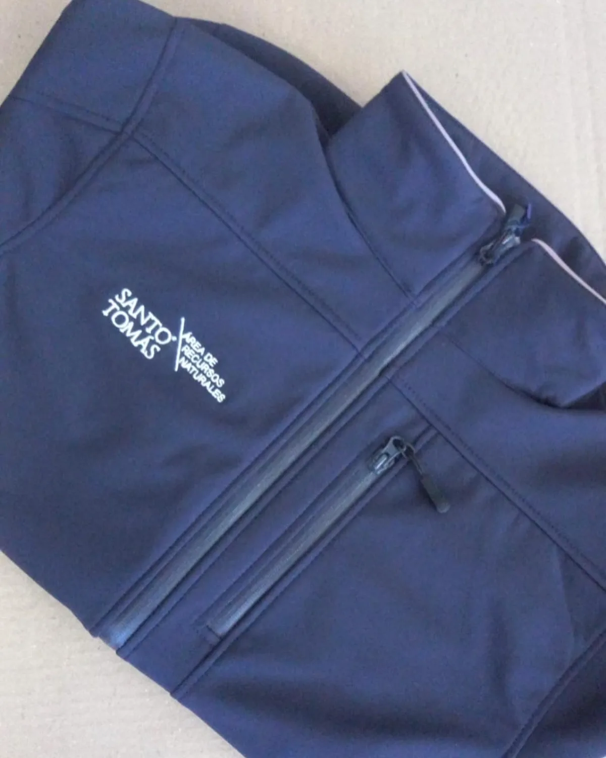 Softshell para Santo Tomás — Bordado