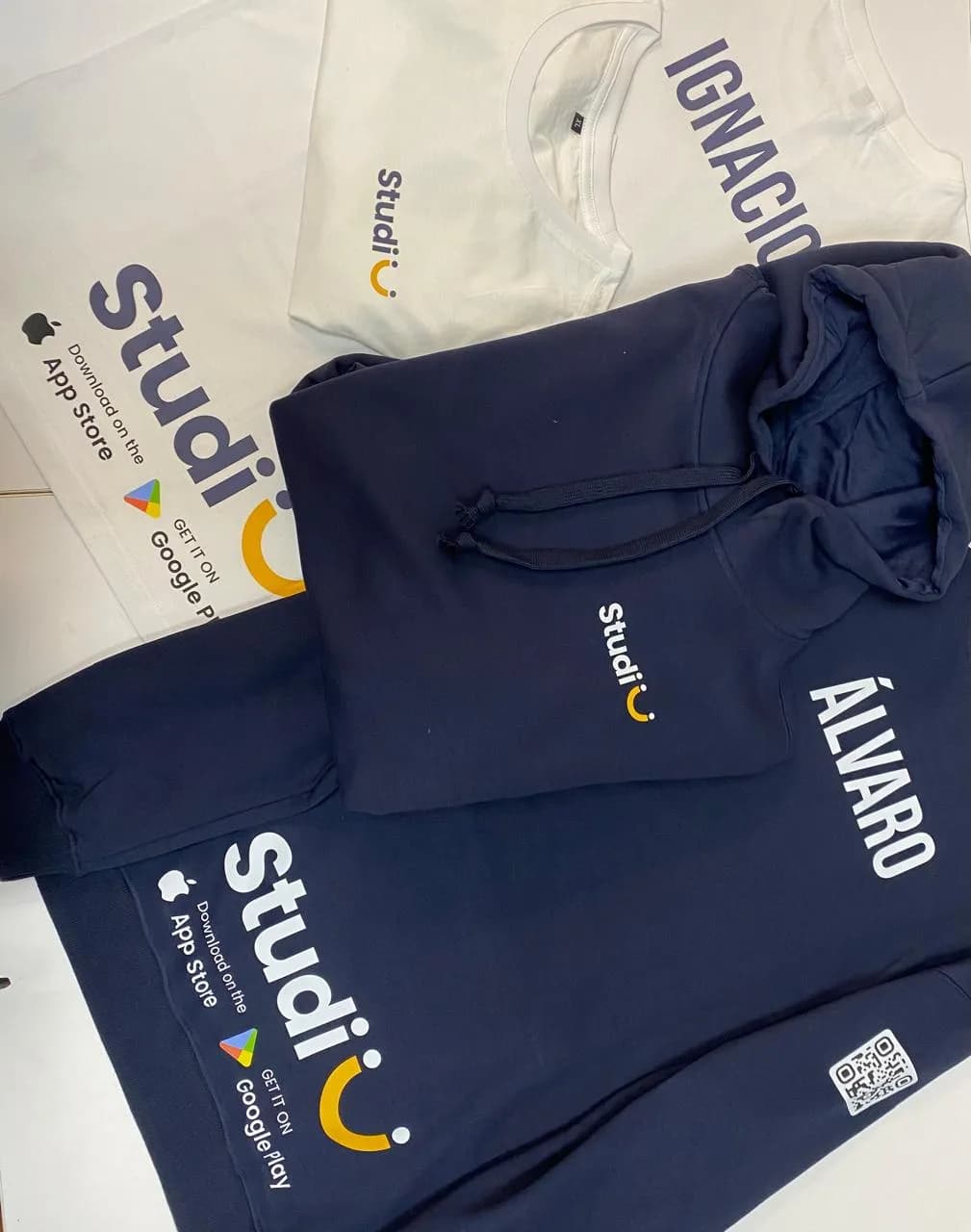 Polerón canguro, Polera para Studi — Estampado